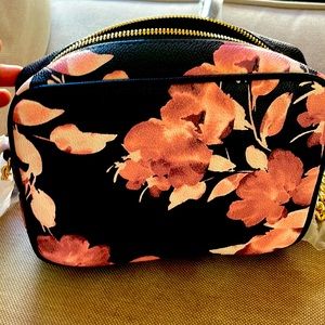 VS purse with gold chain NWT. Very pretty.